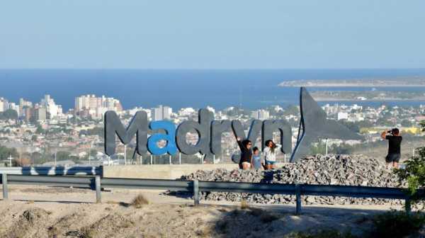 “4ta Edición Premio Nacional Ballenas” Edición 2019 en Puerto Madryn Rubén Capeletto y su esposa Lita recibieron el Premio mayor de cada rubro y especialidad en Radio y TV de todo el País