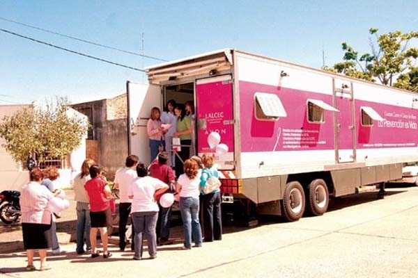 ALCEC ESPERANZA RECIBE AL MOVIL DE LALCEC-AVON – Campaña local y regional de prevención del cáncer de mama.