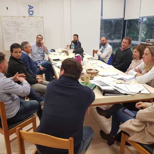 Hoy nuevo encuentro de empresarios industriales, comerciantes y rurales. Capacitándose con nuevas estrategias de dirección de Empresas.