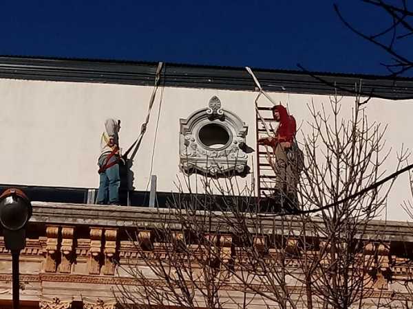 Con mano de obra local se continua la restauración del Palacio Stoessel de Esperanza