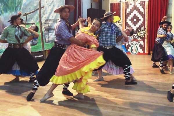 22 de agosto - Conmemoración al Día Mundial y Nacional del Folclore Danzas folclóricas argentinas en el Centro Cultural Municipal “Dante Alighieri”