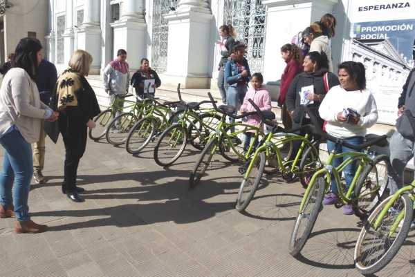 Romina Toledo: “La entrega de bicicletas es, para muchos vecinos, una facilidad para acceder a servicios indispensables”
