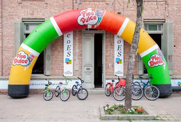 Ucoes frente a su local de Avda Colonizadores exibe algunos premios que sortearan en predio ferrocarril domingo por la tarde