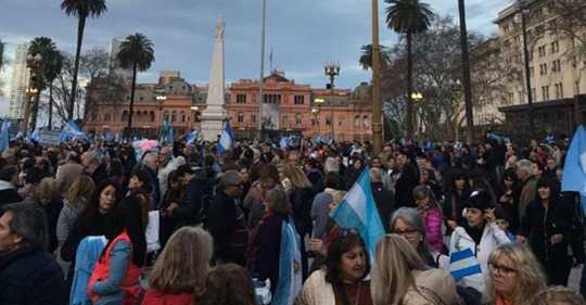 En Esperanza se reunieron vecinos para dar apoyo al Gobierno en la tarde de este sábado ver video