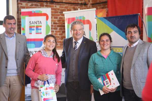 Fascendini entregó 24 lotes y titulos de viviendas en Franck  