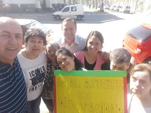 AANE se hizo hoy reclamos en plaza San Martín al gobierno Nacional algunos Concejales concurrieron