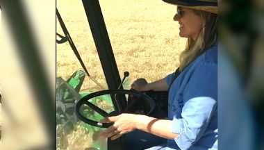 El primer lote de trigo cosechado en el país, vino de la mano de una maquinista mujer: Alicia Rodich, de la zona de Las Garcitas.