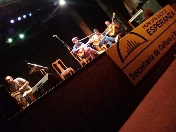 Carlos Zelko su flia y musicos amigos presentaron el CD Esperanza en el Dante Aliguieri