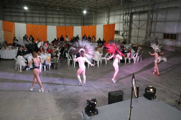 Comparsa Bella Flor Actuó en la cena de los expositores de Expodema