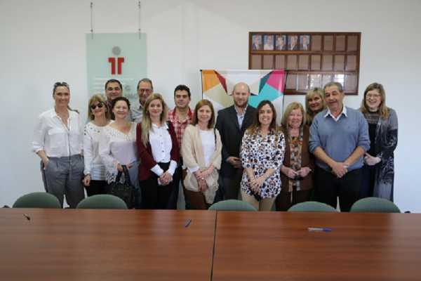 Proyecto Polo Textil Esperanza: Firma de convenio e inicio de cursos de formación