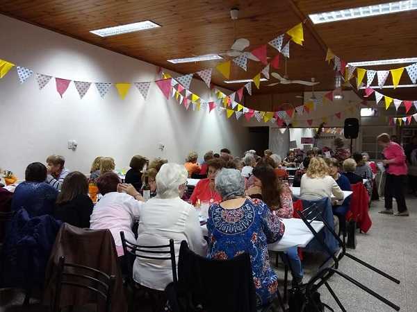 Vecinal Oeste agasajo a las madres con cena y actividades (ver 14 fotos)