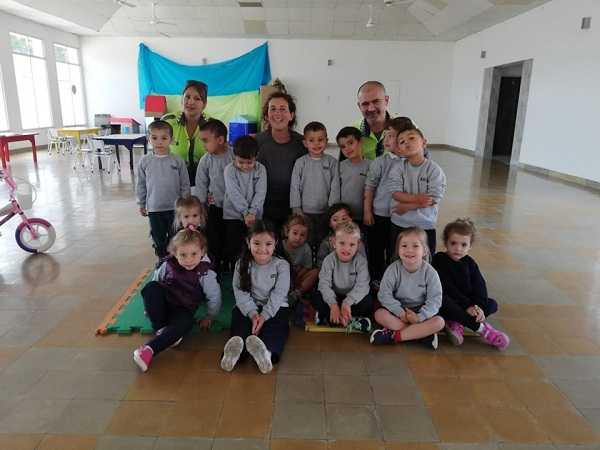 Inspectores municipales visitaron a los pequeños del Jardín Deportivo del Club Alma Juniors para brindarles una charla informativa e interactiva sobre las normas viales.