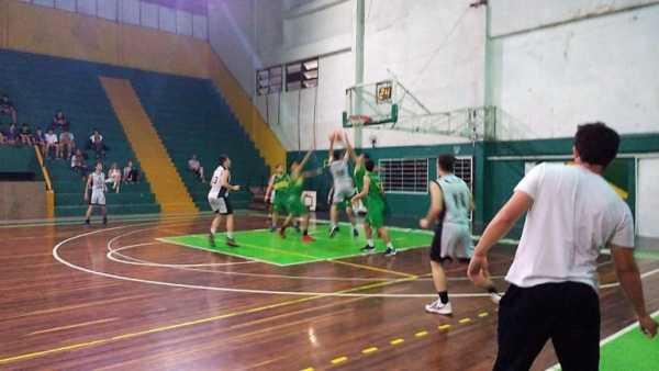 Almagro batió a Regatas y finalizó 5º en el Oficial