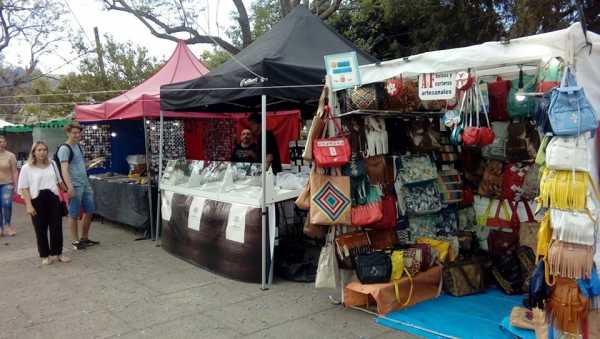 Sábado y Domingo  Pre Cosquin y las muestras y ventas de artesanos en plaza San Martín ( ver fotos) transmitimos en vivo fm106,9 y por pagina web