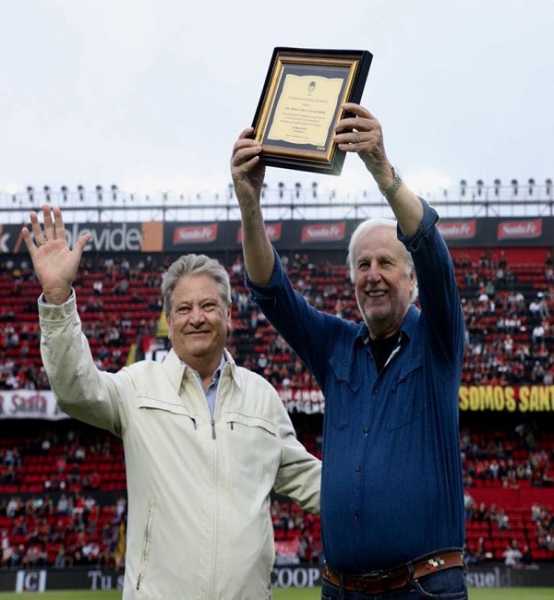 Carlos Alcides Fascendini entregó una plaqueta al Club Colón y su parcialidad por participar en Copa Sudamericana y por el comportamiento