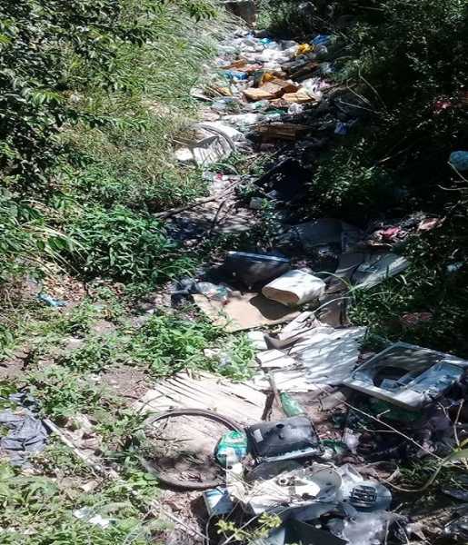 Martin Franconi muestra la realidad de arrojar basura a los canales OTRA VEZ SI...OTRA VEZ