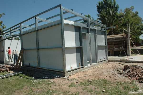 En paseo de Artesanos ,Parque de la Agricultura se construye lo que será el buffet para atención 