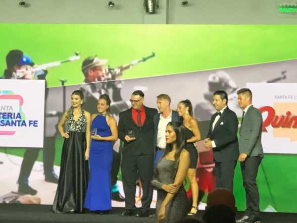 Sarina Simoneit elegida jugadora revelación de hockey la delantera de Alma Juniors fue premiada en la Fiesta Provincial del Deporte.