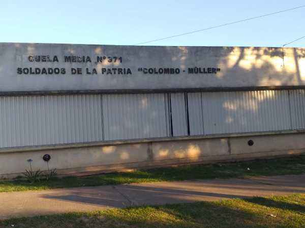 Escuela Media 371 «Soldados de la Patria Colombo – Müller» necesita mantenimientos solo lleva 7 años ( ver 14 fotos)