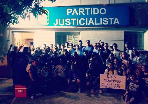 La Juventud Peronista de Esperanza viajaron a Bs Aires a la asunción de Fernandez-Fernandez