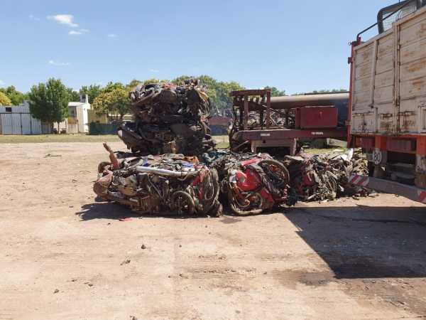 El Gobierno de la Ciudad compacta motos retenidas.