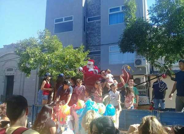 Bomberos llegó a cada barrio a escuelas,gereatricos con presentes navideños para chicos y abuelos