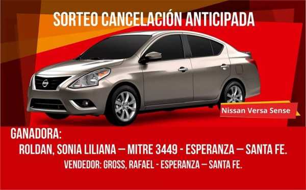 Sonia Liliana Roldán de Esperanza ganó un Nissan Versa 0KM con sorteo Navidad Bingo de San Vicente