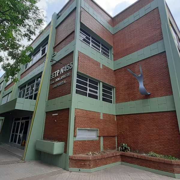 Trabajos en pinturas que embellecen y mantienen a la Escuela de Educación Tecnica José de San Martín