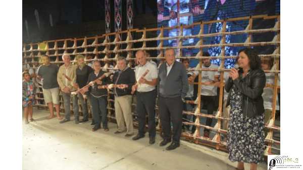 Tandil En el marco del Festival de la Sierra, presentaron un embutido de 99,50 metros de longitud y superaron los 93 metros de la Estatua de la Libertad.