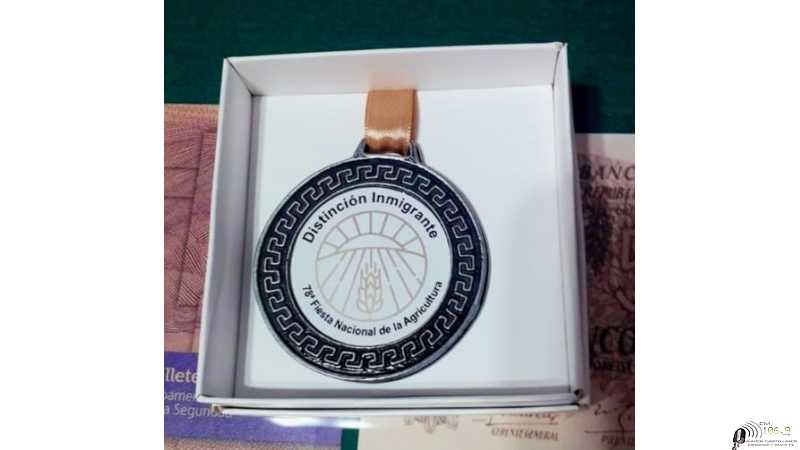 Muestra de una de las medallas otorgadas a inmigrantes aqui al abuelo Ale Seleman en fiesta del agricultor