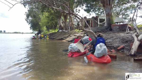 La convocatoria de limpiar el rio Salado en Kayak fue con muy buena presencia ( FOTOS)