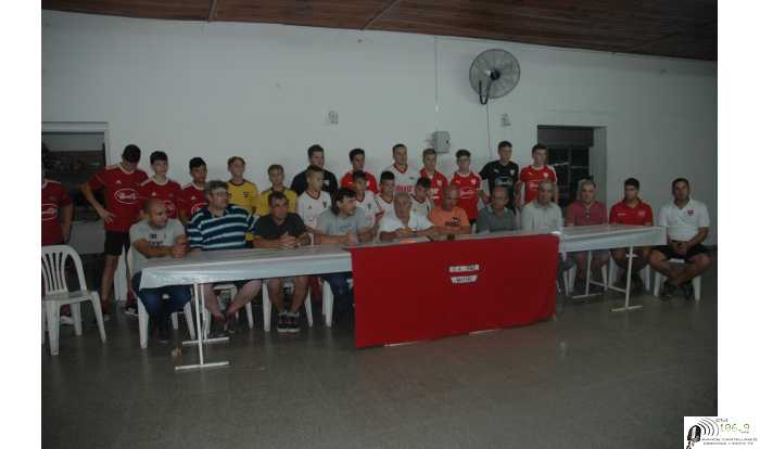 Club Bme Mitre presentó jueves su nueva vestimenta 