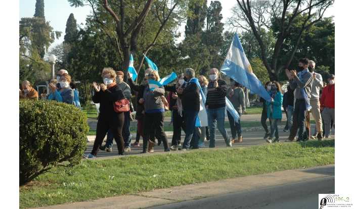 En Esperanza se reunieron para realizar el banderazo en favor de la Democracia y en Defensa de las Instituciones.