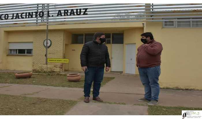Rubén Pirola Junto a Leandro Flores Presidente de Comuna Jacinto L. Arauz, visitó la escuela primaria de la localidad 