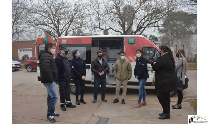Felicia Ruben Pirola Y Director del Sistema Integrado de Emergencias Sanitarias (SIES), Dr. Eduardo Wagner acompañado por la Presidente Comunal Fernanda Bó Mora hicieron entrega de una ambulancia al servicio de salud.