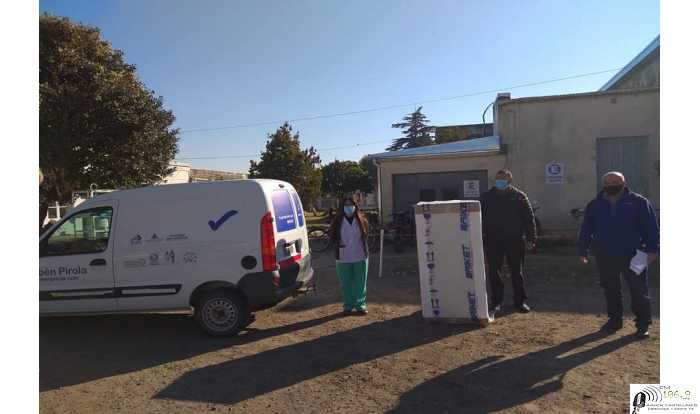 Ruben Pirola entregó una heladera al Samco de Esperanza para medicamentos especiales