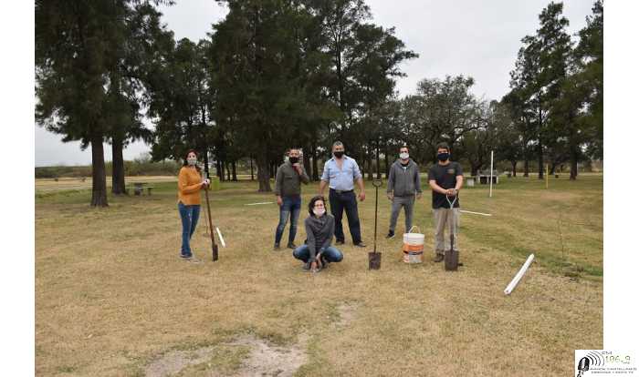 Mariano Puig y Guillermo Bonvin junto a  voluntarios  realizaron plantación de 30 árboles en el Balneario (ver 13 fotos)