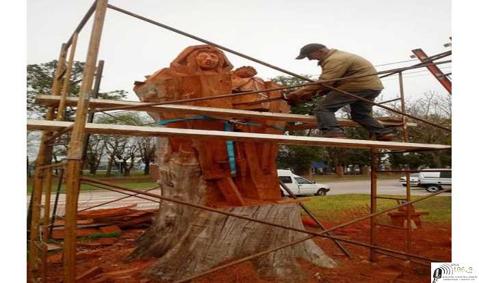 San Carlos Centro : El notable artista Juan Carlos Nausneris,realiza la imagen de la Virgen de la Candelaria 
