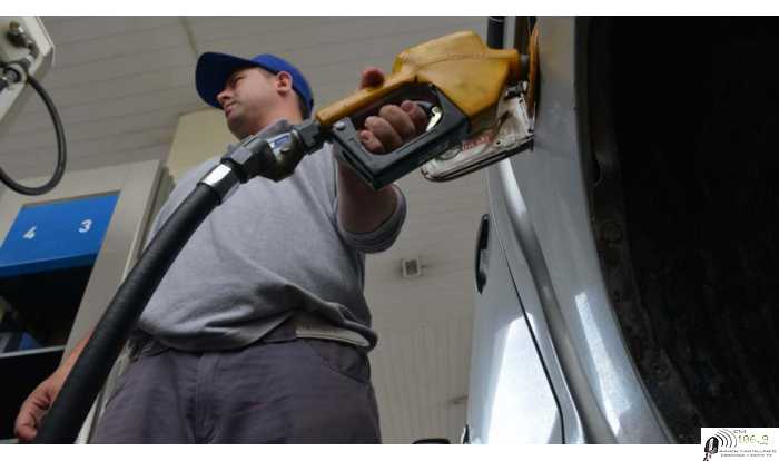 Subió 3,5 % la nafta el viernes se venia anunciando por medio de los expendedores