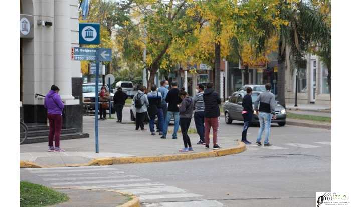“Quienes vienen desarrollando actividades habilitadas, lo podrán seguir haciendo con los permisos para circular correspondientes” se aclara desde el gobierno de la Ciudad.