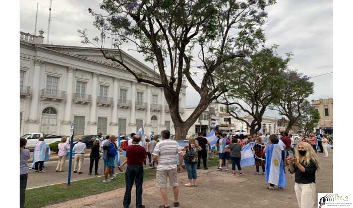 Se reclamó en Esperanza con Banderazo ,con distintos argumentos todo se realizó sin ningún inconveniente ( ver 18 fotos)