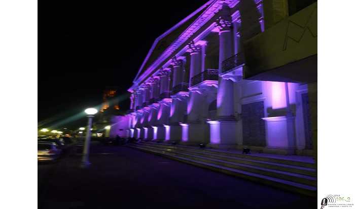 La Ciudad ilumina el edificio municipal por la concientización en la Semana del Prematuro