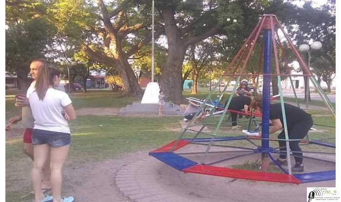 Vecinos del Barrio Norte le ponen color a los juegos infantiles (Ver 6 fotografias)