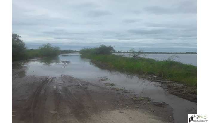 Camino a Cululú desde Esperanza esta cortado por el agua 