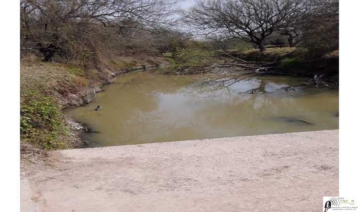 Ariél Brunas muestra como se trata al arroyo Las Prusiana con un video