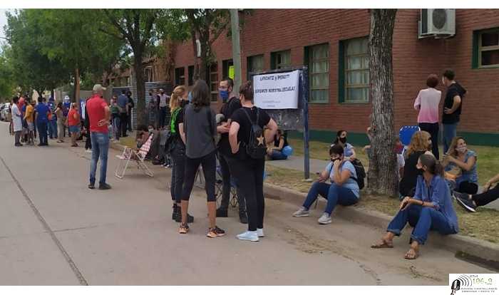 EETP 644 se manifestó mucha gente con una sentada a la espera de que se contruyan las obras