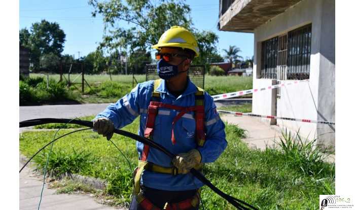 La EPE renueva 10.000 metros de la red  eléctrica con cable preensamblado en Esperanza