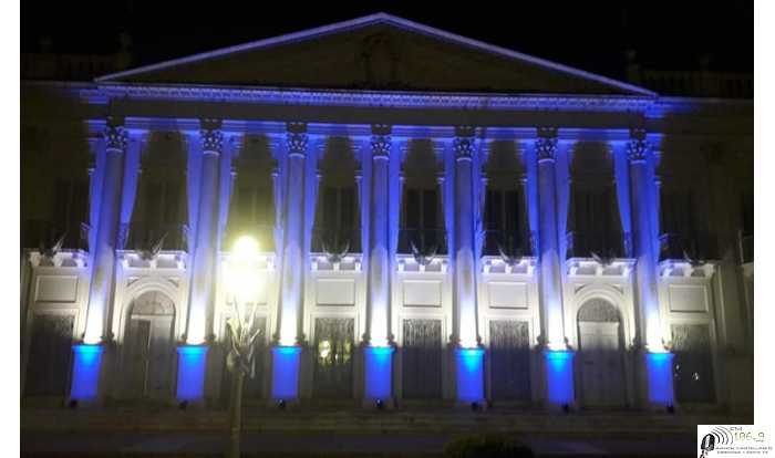 El municipio iluminó su edificio por el 25 de Mayo