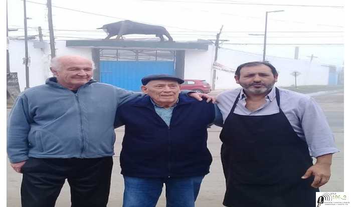 Linda nota presentamos a Santiago Dassie( con boina) oriundo de Roldan, el creador del toro de Blas Parera