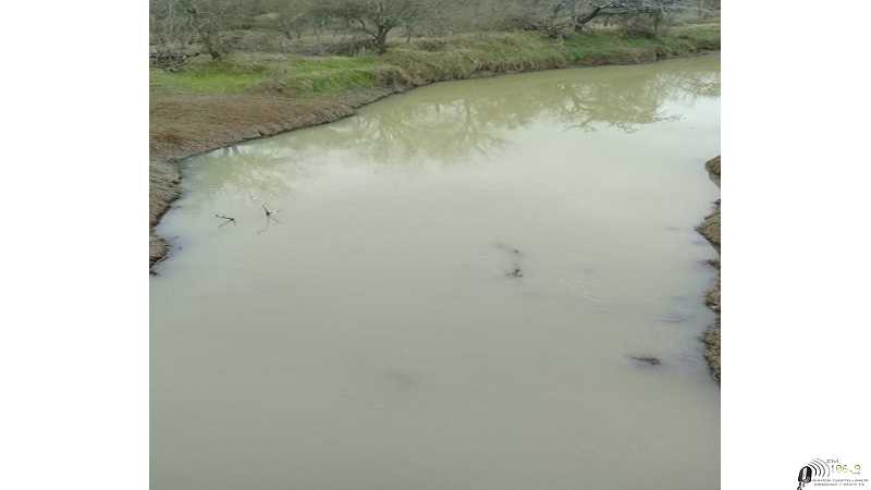 Tras la poca lluvia Las Prusianas trajeron desde el sur de ruta 70 ,agua con suero 